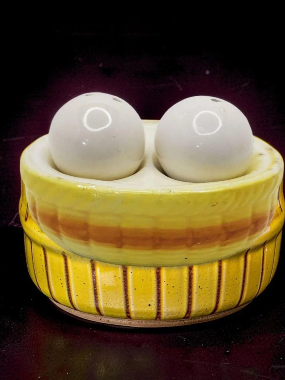 vintage 1970s nesting eggs porcelain salt & pepper shakers.